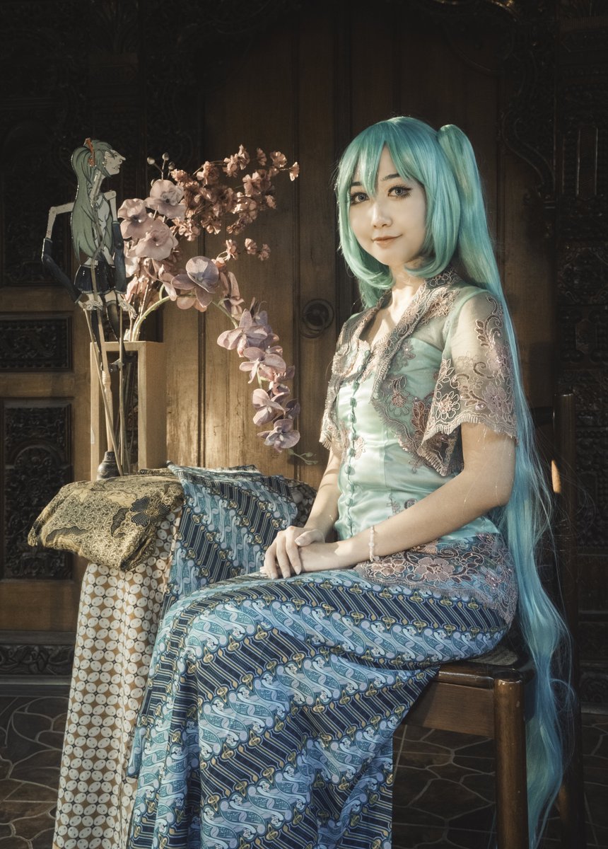 schiabonbon's tweet photo. Dalam rangka memperingati Hari Batik Nasional✨️

Photo by Pramasitha Zommo (ig) ✨

Batik Miku made by @neoseanner
Wayang Miku made by tahsun354 (ig)
.
.
#hatsunemiku #cosplay #hatsunemikucosplay #cosplayer #vocaloid https://t.co/kfqWtp08UV