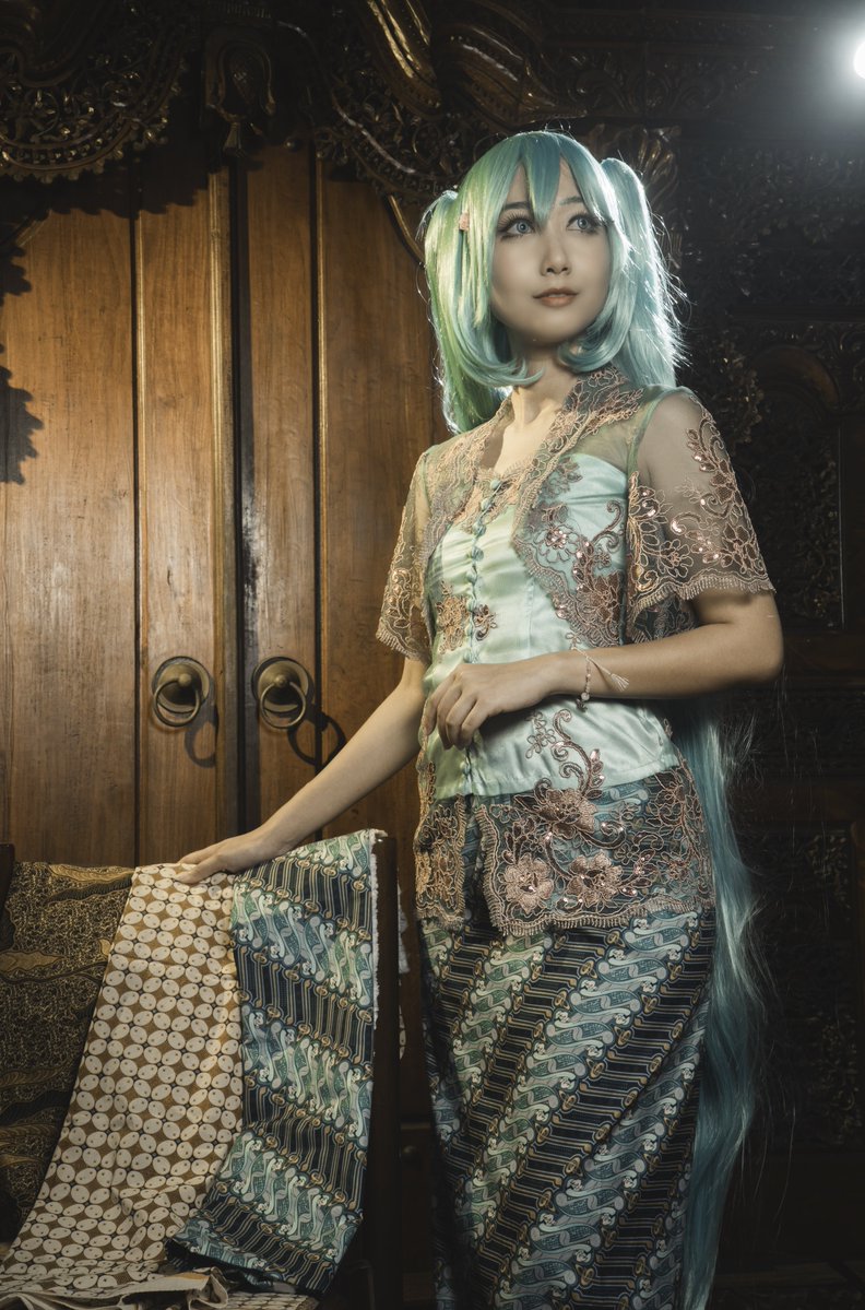 schiabonbon's tweet photo. Dalam rangka memperingati Hari Batik Nasional✨️

Photo by Pramasitha Zommo (ig) ✨

Batik Miku made by @neoseanner
Wayang Miku made by tahsun354 (ig)
.
.
#hatsunemiku #cosplay #hatsunemikucosplay #cosplayer #vocaloid https://t.co/kfqWtp08UV