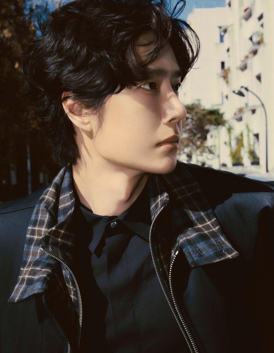 wxyzybxz's tweet photo. 261002 16:40 YIBO-OFFICIAL weibo update x Wang Yibo (1/3)

“Paris BO log”
The sunlight slants, dappling the green fields, walking amid the autumn atmosphere, my steps are slow and steady, the breeze accompanies me all the way, and everything before my eyes exudes calm composure. 
See you at the show in a bit～ 😎 

#WangYiboxLOEWE
