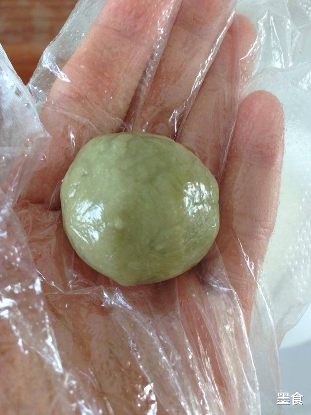 brian_bowm__0a4's tweet photo. [Bought a cute matcha mochi box today, the oval shape looks super fun!]， https://t.co/TK7rTjoWdT