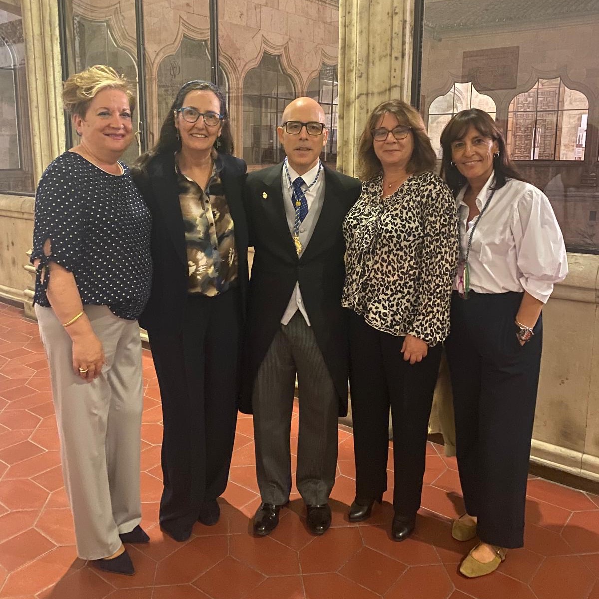 ascol_cyl's tweet photo. 👏Enhorabuena! El Dr. Sánchez-Guijo se  incorpora a la Real Academia de Medicina de Salamanca. 

🏆Un reconocimiento a una trayectoria magnífica dedicada a la #Hematología y a las personas.

❤️Gracias por tu apoyo constante a ASCOL, pacientes y familias.

https://t.co/kNc917uoov https://t.co/89kbjgQGS4