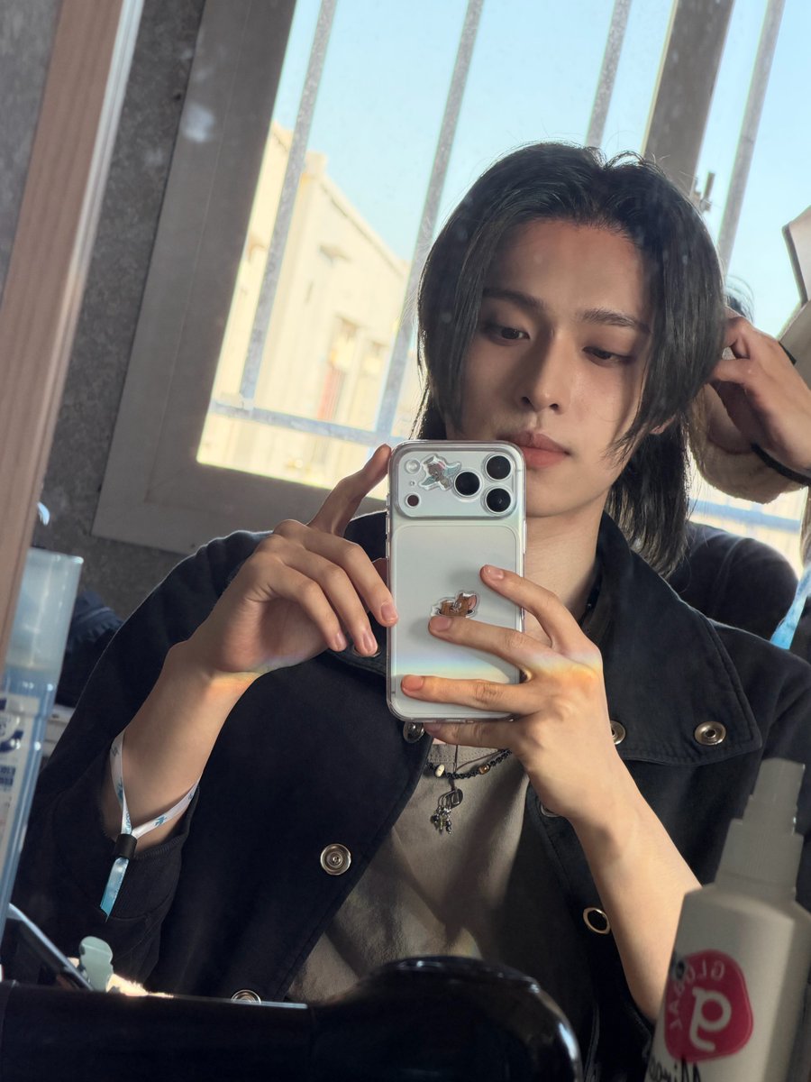 gaon_bbl's tweet photo. 🐥💭 • 2/10/26 • 6:13pm

📸 x2

mirror selfie!!

ㅋㅋㅋㅋㅋㅋㅋ for the stickers, I found the cute tom and jerry stickers during a schedule…

so I couldn’t stand it

no the camera is nice..

I’m glad I changed it https://t.co/xSDB9R9kb9