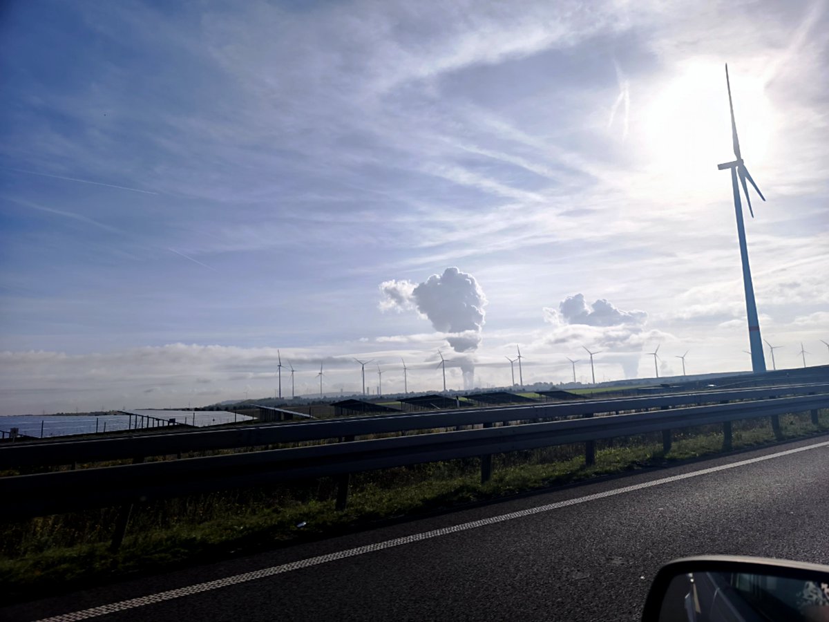 Scheusal_2's tweet photo. Solarfeld, Windrad, Kraftwerk und Chemtrails ✨ https://t.co/whoiYmYnz4