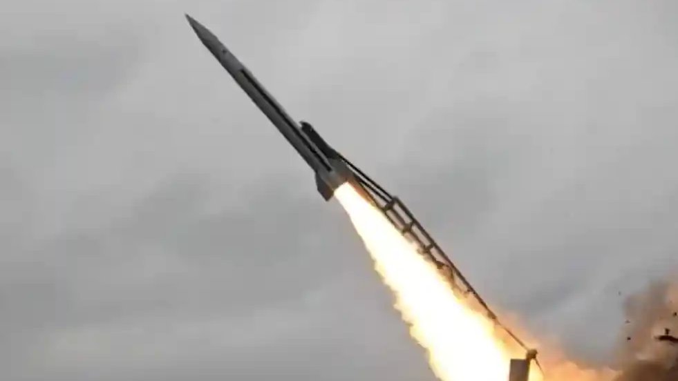 cyprien_ronze's tweet photo. 🇺🇦🇷🇺 Attention les Russes : le missile balistique tactique FP-7 est désormais opérationnel !

Il a été utilisé pour la première fois en conditions réelles de combat.
Prochaine étape : la production de masse.

Le temps joue POUR l'Ukraine.
Après le FP-7, d'une portée de 200 km, l'Ukraine disposera dans quelques mois du FP-9, missile balistique d'une portée de 800 km.

Et ensuite, ce sera l'intercepteur européen FREYJA qui entrera en scène dans quelques mois. 😎

L'Ukraine VA GAGNER cette guerre.
Et nous devons l'aider à produire ces missiles en masse.