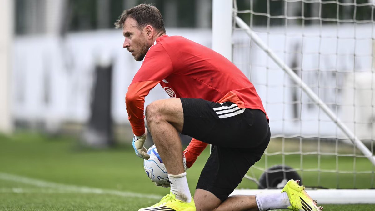 tuttosport's tweet photo. #Neto non convocato con la #Juve, ecco perché 🔗 https://t.co/1agemBQhO7 https://t.co/5xWckEoqyb