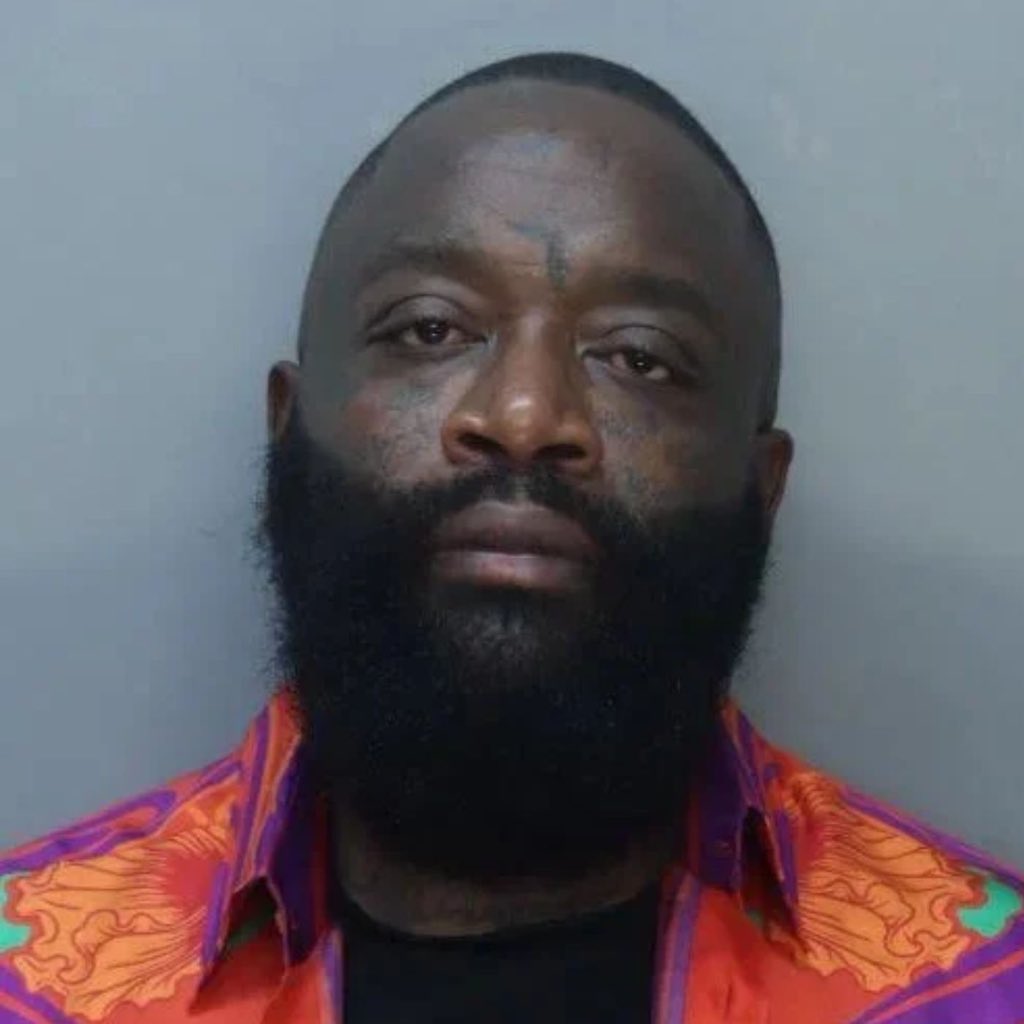 FrenchRapUS's tweet photo. 🚨 ALERTE ! 

Emprisonné pour avoir étranglé sa copine, l’avocat du rappeur Rick Ross a demandé une accélération de sa libération en raison de son statut de célébrité…

La juge Mindy Glazer lui a répondu : « Mais je n'ai aucune idée de qui vous êtes Monsieur » 😭 https://t.co/XaZPy5DuYY