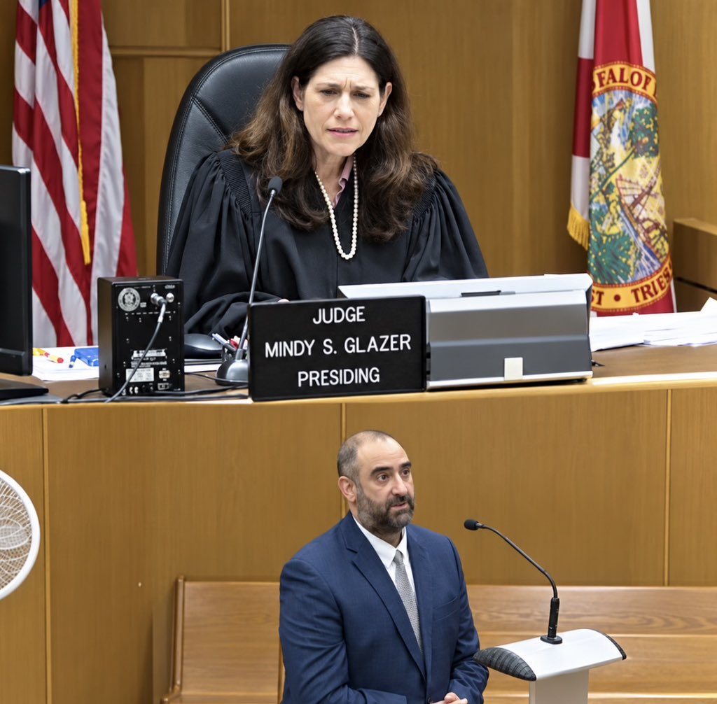FrenchRapUS's tweet photo. 🚨 ALERTE ! 

Emprisonné pour avoir étranglé sa copine, l’avocat du rappeur Rick Ross a demandé une accélération de sa libération en raison de son statut de célébrité…

La juge Mindy Glazer lui a répondu : « Mais je n'ai aucune idée de qui vous êtes Monsieur » 😭 https://t.co/XaZPy5DuYY