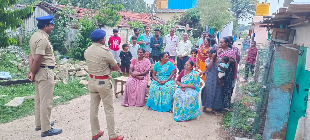 dwcdgok's tweet photo. ಪಿಎಸ್ಐ ಉರಿಗಾಂ ಪೊಲೀಸ್ ಠಾಣೆ ರವರು ಠಾಣಾ ಸರಹದ್ದಿನ ಬ್ಯಾಂಡ್‌ ಲೈನ್‌ ನಲ್ಲಿ ಬೀಟ್ ಸಭೆ ಕೈಗೊಂಡು ಗ್ರಾಮದ ಜನರಿಗೆ ಬಾಲ್ಯ ವಿವಾಹ, ಪೋಕ್ಸೋ ಕಾಯ್ದೆ ,ಅಕ್ಕಪಡೆ , ಸೈಬರ್ ಅಪರಾಧ , ಸಂಚಾರ ನಿಯಮಗಳ ಬಗ್ಗೆ ಹಾಗೂ ಸರಗಳ್ಳತನ ತಡೆ ಬಗ್ಗೆ ಸೂಕ್ತ ಅರಿವು ನೀಡಿರುತ್ತಾರೆ. https://t.co/q7QJdTeJcD