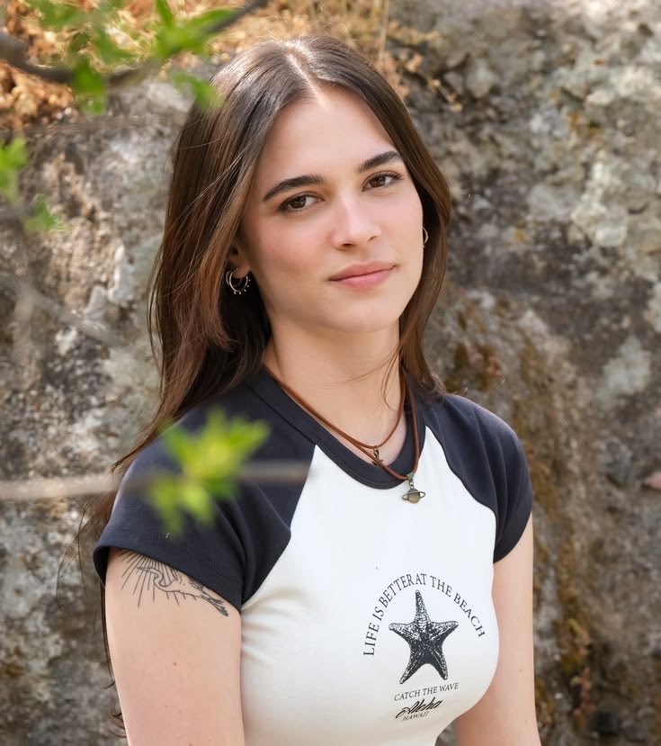 illegalblonde_'s tweet photo. bu kızın fan kitlesi neden tüm kadınların helin elvereni kıskandığını düşünüyor? 
yani kıskanılcak neyi var?
o kadar bilgili kültürlü insan varken biz helin elverenin tiktokerken oyuncu olmasını mı kıskanacağız bu mudur yani…bu kadar mı vizyonunuz…kaç yaşındasınız? https://t.co/dOa0F85CS9