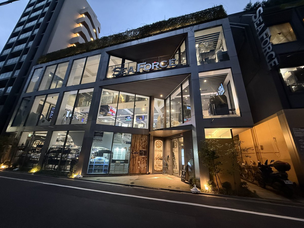 myoji_namae_'s tweet photo. 御徒町駅の近くにある工具屋の「SEA FORCE」、噂には聞いてたけど、あらゆる素材を彫る、磨く、鋳造する機材や工具が揃っていて良いお店すぎてびっくりした…！
上のフロアには素材の加工を依頼できるスタジオもあるみたい。すごい。 https://t.co/6hHqfGYqTa
