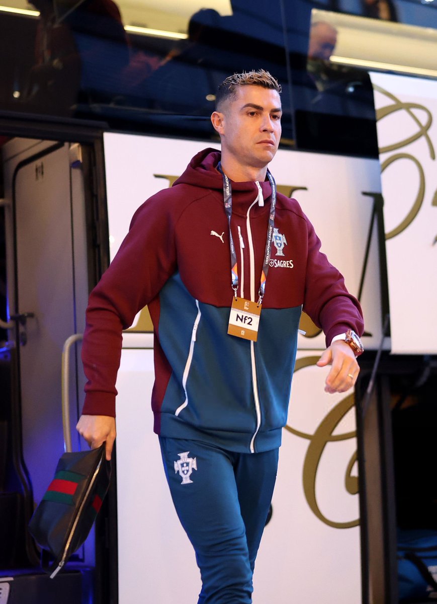 _BeFootball's tweet photo. 🚨 LA PRESSE S'ENFLAMME POUR L'APRÈS-RONALDO ! 🔥🇵🇹

Au lendemain du départ fracassant de CR7, la victoire séduisante de la Seleçao a libéré les médias. 

👉 @ojogo n'hésite pas à titrer « CR11 » pour encenser João Félix et vante la nouvelle harmonie collective trouvée par Jorge Jesus.

👉 De son côté, @lequipe souligne un « Portugal libéré » et décomplexé sur le terrain.

👉 Enfin, @Record_Portugal préfère ironiser en Une en évoquant une fausse « crise nationale ».

(via @footmercato)