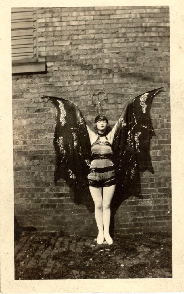 MadameGilflurt's tweet photo. It’s a #Frockingfabulous #Halloween week, so let’s go batty! https://t.co/KlPoijJr3c