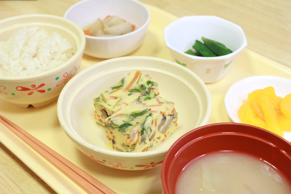 advengohan's tweet photo. 🍑+。・
＊ごはん
＊白菜の味噌汁
＊千草焼き
＊けんちん煮
＊おくらの酢味噌
＊みかん缶
#管理栄養士 #菜食 #ベジタリアン #vegetarian #卵乳菜食 #アドベンごはん #病院食 #グルテンミート #塩分控えめでおいしい #神戸アドベンチスト病院　#Kobeadventisthospital https://t.co/NRCzr9JAsX