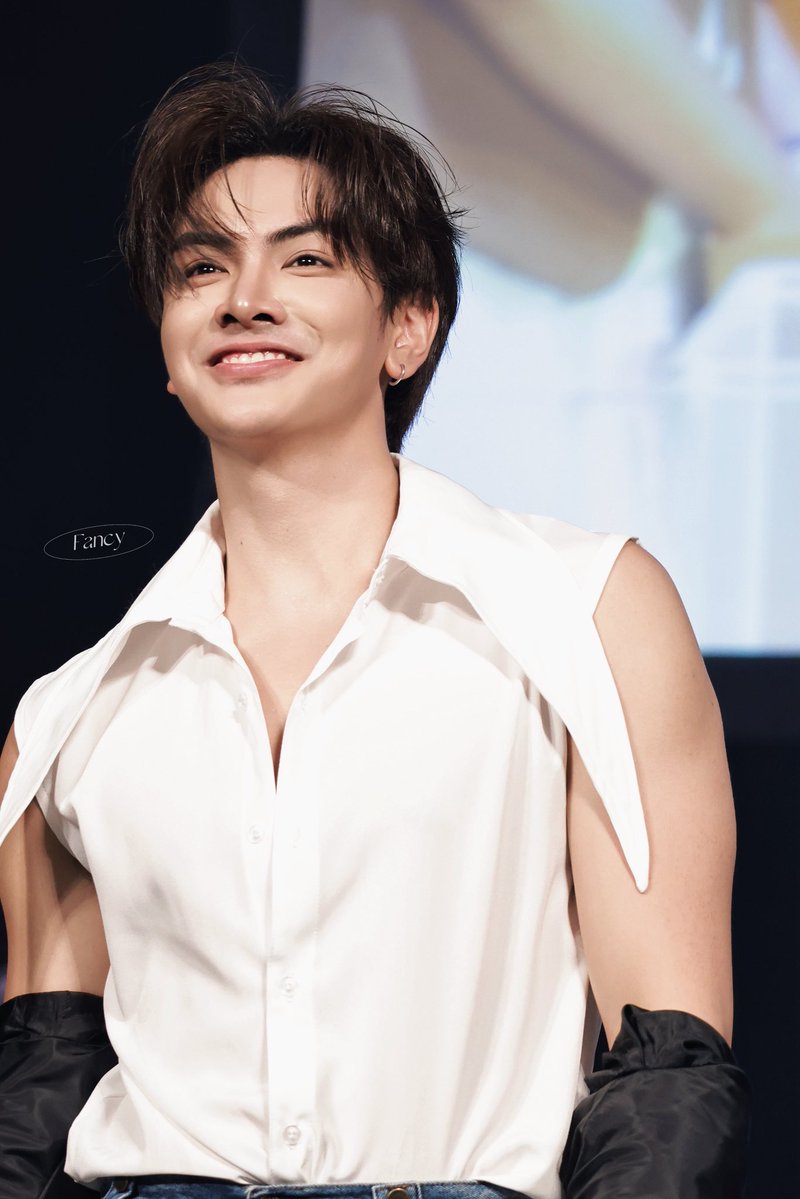 fancy_jd's tweet photo. He win and he take it off😂😂😂

JOONGDUNK AISITERU TOKYO 
#JOONGDUNKxFANDAY36INTOKYO #JoongArchen https://t.co/Du6AkVQCj5