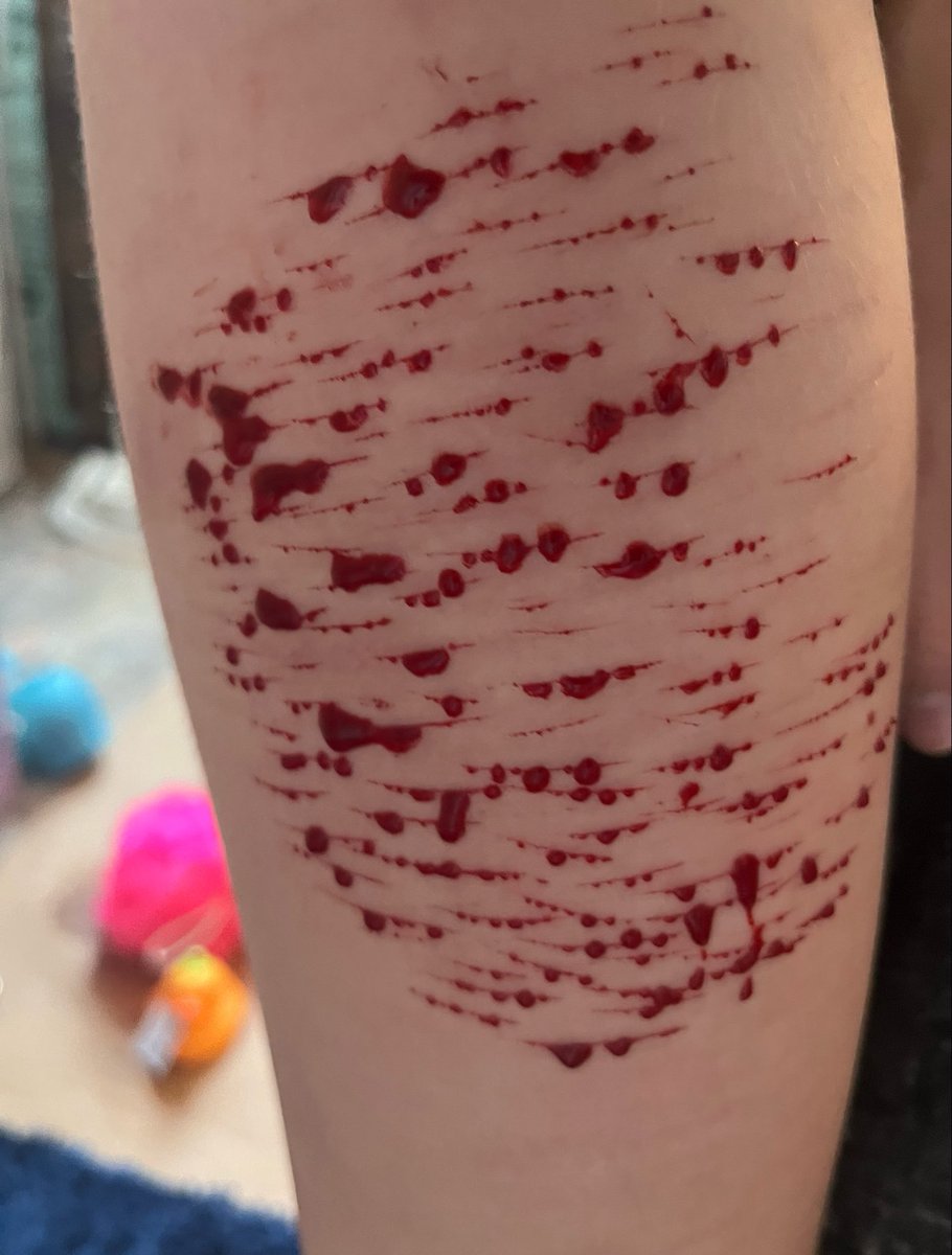 BOXannonymus's tweet photo. What layer is this? (Fake sfx, I do not condone self harm.) #ouchietwt #shedtwt #styro #catscratch https://t.co/0zBxDIzaqw