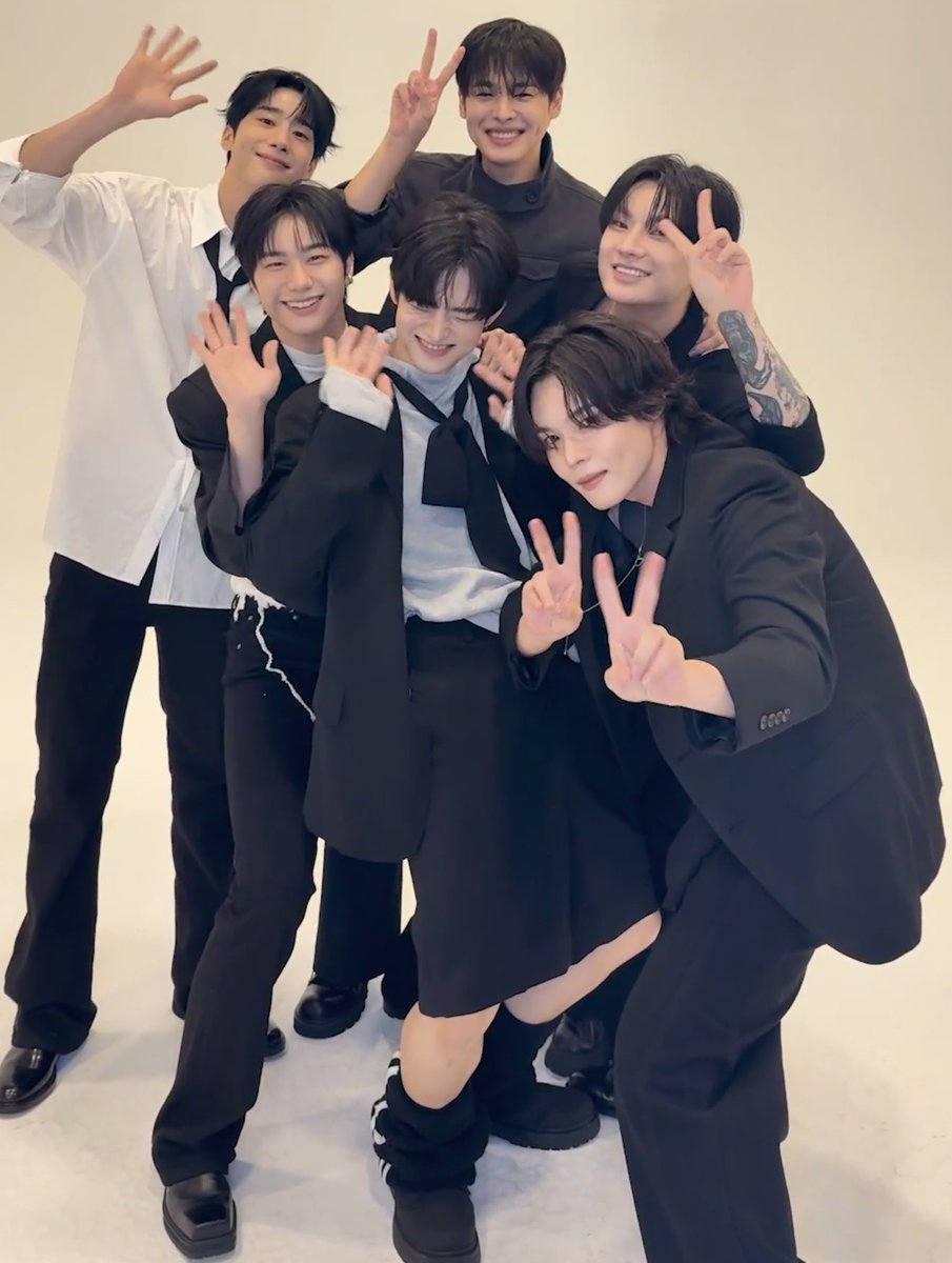 VICTONLOOK's tweet photo. seeing them together like this again feels like a fever dream🫶🏻😭😭 https://t.co/ucaCyl9uUk