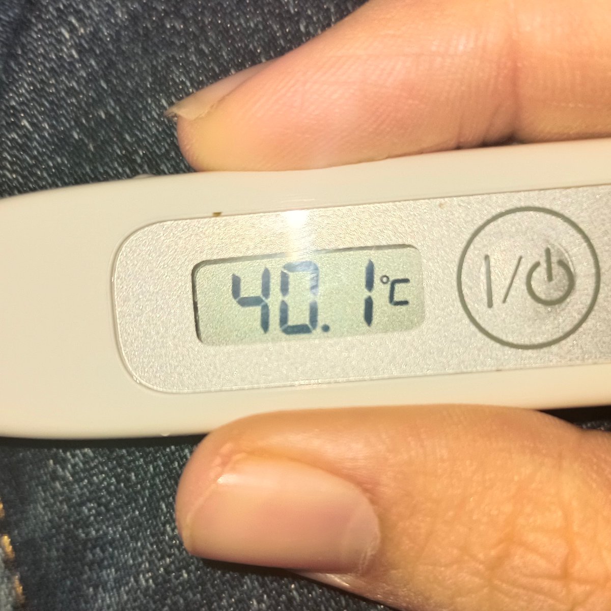 lawl1etxxs's tweet photo. So far the fever went down a little after the ibuprofen i gave him, but earlier he was having a seizure then puked up all over the pilow sheets so we had to change them. Idk what else can i do to help him, and I'm not sure if those expensive meds are gonna help or not. https://t.co/gGepDp7vfu