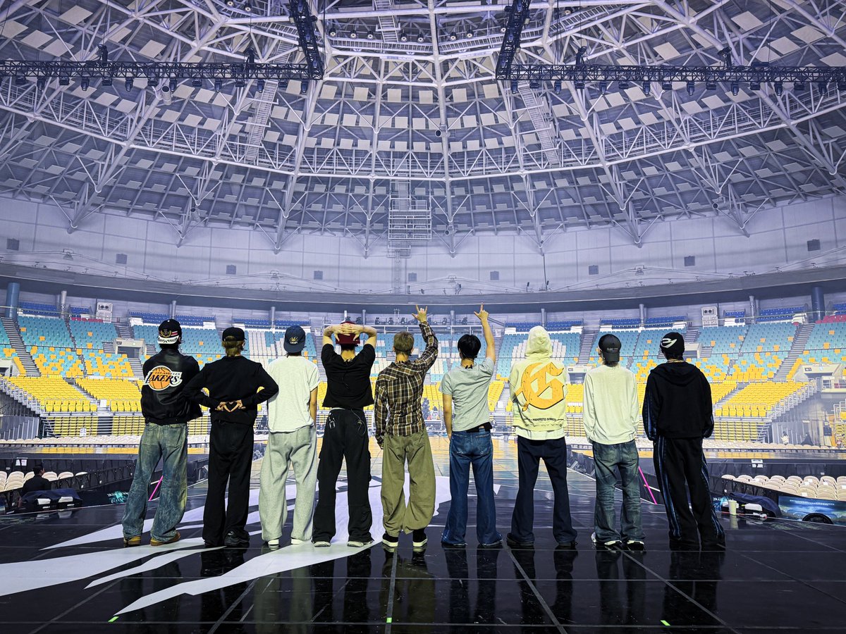 andTEAMofficial's tweet photo. 2026 &amp;TEAM CONCERT TOUR 'BLAZE THE WAY' ENCORE in KSPO DOME

날씨가 . 쌀쌀하니 . 감기조심 하구요~
맛난것도 . 잘 챙겨먹구~
우리 . 웃는얼굴로 . 곳 봅시다 ^^~♡♡♡
사랑해요 . 울 LUNÉ덜 ~~^^*

#andTEAM #앤팀
#ASIATOUR_BLAZETHEWAY
#BLAZETHEWAY_ENCORE
#BLAZETHEWAY_KSPODOME https://t.co/uNqMe38LGB