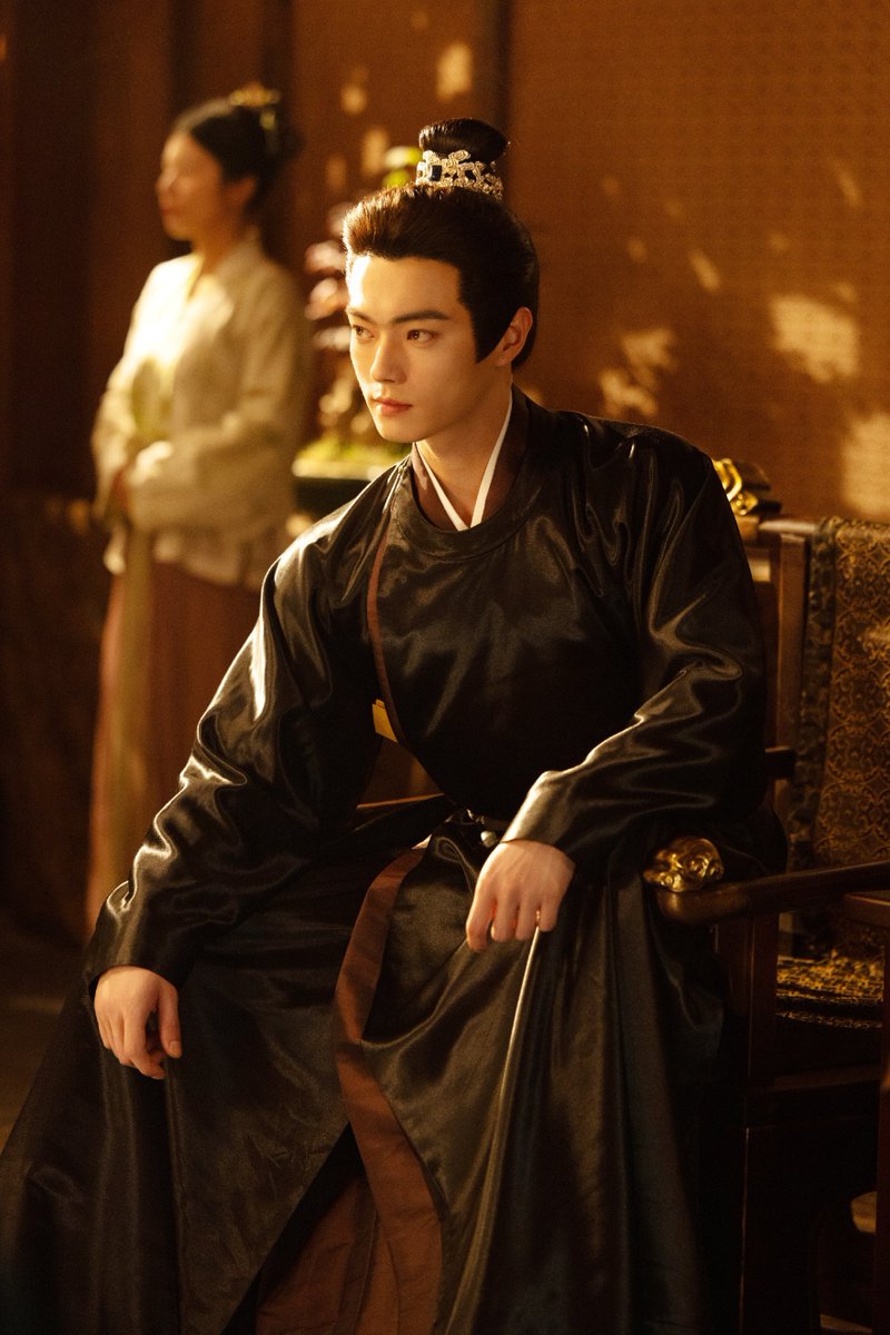 ZerochaphiL's tweet photo. มีแฟนชาวจีนมาเล่าถึงเส้นเรื่องที่แท้จริงของเสิ่นรุ่น เลยขอเอามาแชร์ให้คนที่สนใจได้รู้และทำความเข้าใจเรื่องราวของเขาไปด้วยกัน

OP: ซีรีส์ #คมวสันต์ซ่อนรัก จบลงแล้ว พอกลับมาทบทวนเส้นเรื่องของเสิ่นรุ่นอีกครั้ง จริงๆ แล้วมันควรเป็นเส้นเรื่องที่สมเหตุสมผลและเข้มข้นมาก

จากเบาะแสที่เรารู้ หลังจากครอบครัวล่มสลายและสูญเสียคนในครอบครัวไปทั้งหมด เสิ่นรุ่นก็เดินทางไปยังชายแดนเหนือ อาศัยผลงานทางทหารไต่เต้าขึ้นมา จนเข้าสู่สายพระเนตรของฮ่องเต้องค์ใหม่ หลังขึ้นครองราชย์ ฮ่องเต้พบว่าราชสำนักเต็มไปด้วยปัญหา ตระกูลขุนนางใหญ่สมคบคิดกันผูกขาดการคลังและการขนส่งทางน้ำ พระราชโองการจากส่วนกลางส่งไปไม่ถึงท้องถิ่น เงินจากท้องถิ่นก็เก็บกลับมาไม่ได้ แม้แต่เสบียงบรรเทาภัยพิบัติก็ยังถูกนำไปขายต่อ จนชาวบ้านจำนวนมากต้องกลายเป็นผู้ลี้ภัย

ฮ่องเต้ทรงเห็นว่าเสิ่นรุ่นเป็นคนทั้งกล้าหาญและมีไหวพริบ อีกทั้งยังมีความแค้นกับกลุ่มอำนาจเก่าอย่างถึงที่สุด จึงเหมาะที่จะเป็น “หอก” ในการบุกเบิกเส้นทางสู่การปฏิรูป พระองค์จึงมอบตัวตนปลอมในนาม “เหยียนรุ่ย” ให้เสิ่นรุ่นใช้เป็นแนวหน้าดำเนินภารกิจ ในช่วงที่ยังไม่มีความมั่นใจเต็มร้อยว่าแผนการจะสำเร็จหรือไม่ “เหยียนรุ่ย” จึงเป็นทั้งเกราะกำบังของเสิ่นรุ่นและของฮ่องเต้ หากภารกิจล้มเหลว พวกเขาก็สามารถตัดตัวตนปลอมนี้ทิ้ง และให้ “เสิ่นรุ่น” กลับเข้าสู่ราชสำนักในชื่อจริงของเขาได้
 
เมื่อเดินทางถึงเมืองเหิงถัง เสิ่นรุ่นพบว่าตระกูลเซี่ยเป็นจุดที่อำนาจและผลประโยชน์จากทุกฝ่ายมาบรรจบกัน เขาจึงใช้ความสัมพันธ์กับนางเอกเป็นฉากกำบัง ค่อย ๆ เข้าออกและติดต่อกับตระกูลเซี่ย ขณะเดียวกันก็เริ่มลงมือจากเว่ยชางเหยียน ซึ่งเป็นจุดที่ฝ่ายตรงข้ามมีช่องโหว่มากที่สุด เขาใช้คดีลักลอบขายเสบียงบรรเทาภัยพิบัติเป็นจุดเริ่มต้นในการสาวไปถึงเครือข่ายผลประโยชน์ที่อยู่เบื้องหลัง จัดการทั้งเว่ยชางเหยียนและคุณชายรองตระกูลเซี่ยไปพร้อมกัน จากนั้นใช้เรื่องที่คุณชายรองมีส่วนเกี่ยวข้องกับการลักลอบขายเสบียงเป็นช่องโหว่ ให้นางเอกจัดการกับอนุคนที่สอง และบีบให้เซี่ยซูต้องออกมาเผชิญหน้าด้วยตัวเอง

หลังผ่านเหตุการณ์โจรป่า เสิ่นรุ่นก็มองสถานการณ์ในเหิงถังออกอย่างชัดเจนแล้ว เมื่อเป้าหมายต่อไปคือ ฮู่ซิ่ง เสนาบดีสามกรมคลัง ตัวตนในนาม “เหยียนรุ่ย” ก็ไม่เพียงพออีกต่อไป เขาจำเป็นต้องเปิดเผยตัวตนที่แท้จริงของ “เสิ่นรุ่น” เพื่อเข้าสู่เกมการเมืองระดับราชสำนัก ดังนั้น “เหยียนรุ่ย” จึงถอนตัว และ “เสิ่นรุ่น” ตัวจริงจึงปรากฏตัวขึ้น

เสิ่นรุ่นเองก็อยากฆ่าเซี่ยซู แต่เป้าหมายของเขากว้างไกลกว่าการแก้แค้นส่วนตัว เขาต้องการแก้ไขความเสื่อมของราชสำนักและทำให้ประชาชนมีชีวิตความเป็นอยู่ที่ดีขึ้น เมื่อเซี่ยซูเขียนฎีกาแสดงความจงรักภักดีต่อฮ่องเต้ แม้เสิ่นรุ่นจะไม่ไว้วางใจเขา แต่เพื่อภาพรวม เขาจึงเลือกประคองสถานการณ์เอาไว้ก่อน จับตาดูและทดสอบเซี่ยซู พร้อมใช้โอกาสนี้โน้มน้าวฮ่องเต้ จากนั้นจึงทุ่มกำลังไปจัดการกับฮู่ซิ่ง และช่วยนางเอกจัดการกับฮูหยินใหญ่

ท้ายที่สุด เสิ่นรุ่นใช้เหล่าบัณฑิตและกลุ่มผู้ลี้ภัยสร้างกระแสความคิดเห็นในสังคม เพื่อปูทางให้ฮ่องเต้ผลักดันนโยบายปฏิรูปและการเปลี่ยนแปลงครั้งใหม่ได้ ระหว่างนั้นเขาพบว่าเซี่ยซูไม่ได้สวามิภักดิ์ต่อฮ่องเต้จริง แต่กำลังหลอกลวงและมีเป้าหมายของตัวเอง เสิ่นรุ่นจึงโน้มน้าวฮ่องเต้ให้จัดการกับเซี่ยซู และในขณะเดียวกันก็ทำให้นางเอกสามารถสะสางความแค้นกับศัตรูคนสุดท้ายของนางได้

นี่ต่างหากที่น่าจะเป็นเส้นเรื่องของพระเอก “เสิ่นรุ่น” ตั้งแต่แรก เพียงแต่สิ่งที่หลงเหลืออยู่ในซีรีส์ที่เราได้เห็นในตอนนี้ กลับมีเพียงเศษเสี้ยวเล็กๆ ของเรื่องราวทั้งหมดเท่านั้น

แต่สิ่งที่น่าสนใจก็คือ ตรรกะในการแสดงของ #สวีข่าย ดูเหมือนจะยังคงยึดตามการออกแบบตัวละครและเส้นเรื่องดั้งเดิม แม้รายละเอียด เหตุผล แรงจูงใจ และแผนการหลายอย่างจะไม่ได้ถูกถ่ายทอดออกมา แต่สวีข่ายยังคงแสดงเสิ่นรุ่นออกมาโดยมีตรรกะภายในที่สอดคล้องกับตัวละครเดิม ต่อให้เรื่องราวที่เราได้เห็นจะเหลือเพียง “เศษเสี้ยว” ของต้นฉบับ เสิ่นรุ่นก็ยังเป็นตัวละครที่มีเลือดมีเนื้อ มีหลักการ มีศักดิ์ศรี และมีจิตวิญญาณของตัวเองอย่างชัดเจน และแทบทุกฉากสำคัญก็ยังมีช่วงเวลาที่เขาเปล่งประกาย

ทั้งที่เหลือเพียงเศษม้วนต้นฉบับ ยังทำให้ตัวละครโดดเด่นได้ถึงขนาดนี้ วงการบันเทิงจีนจะกล้าให้สวีข่ายได้เจอบทดีๆ และงานสร้างดีๆ แบบเต็มรูปแบบสักเรื่องไหม ให้พวกเราได้ลองชิม “ของดี” แบบเต็มอิ่มบ้างเสียที

Source: https://t.co/Hm6y6nozXc

#XuKai #SpringoftheBlade