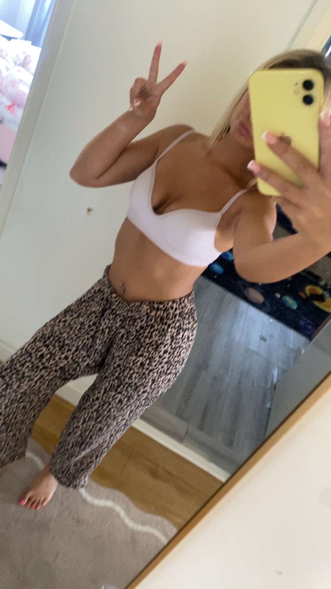 Lilsleaked's tweet photo. happy friday to you all, from your favourite british blonde teen chav 🥰 https://t.co/2WOW0ZIWfd