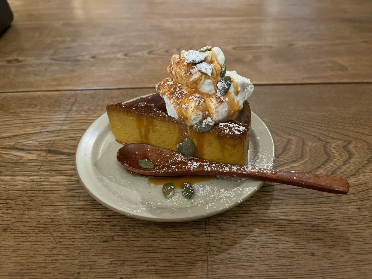 _hacchiii8's tweet photo. ケーキかと思うくらい固め濃厚かぼちゃプリン https://t.co/DC2vfNunkA