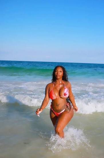 RoseGeorge89331's tweet photo. Chilling on the beach 🏖️ 
You wanna join me https://t.co/wgsM1sLLnF