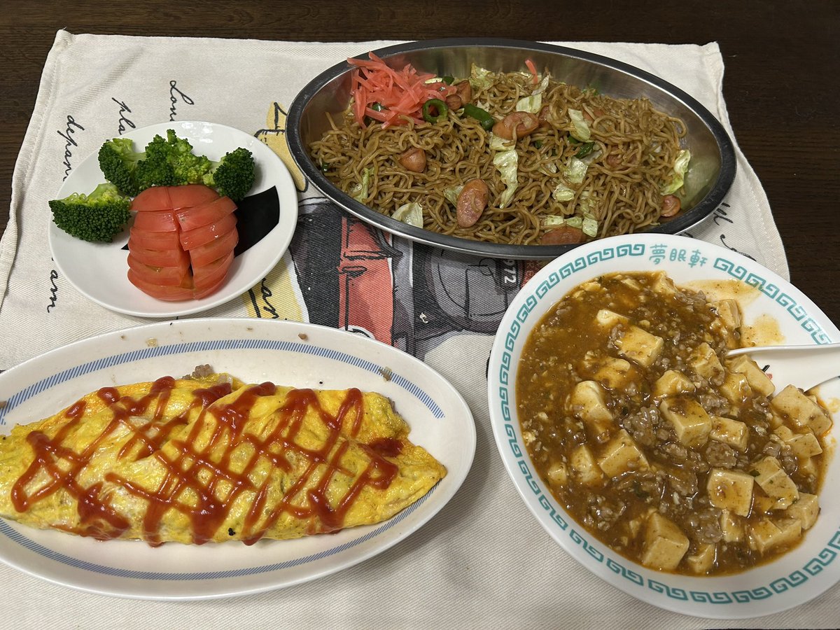 chibo1101's tweet photo. 今日の晩御飯🍚麻婆豆腐、オムレツ、焼きそば、サラダ🥗#おうちごはん https://t.co/BmtwQHJD7I