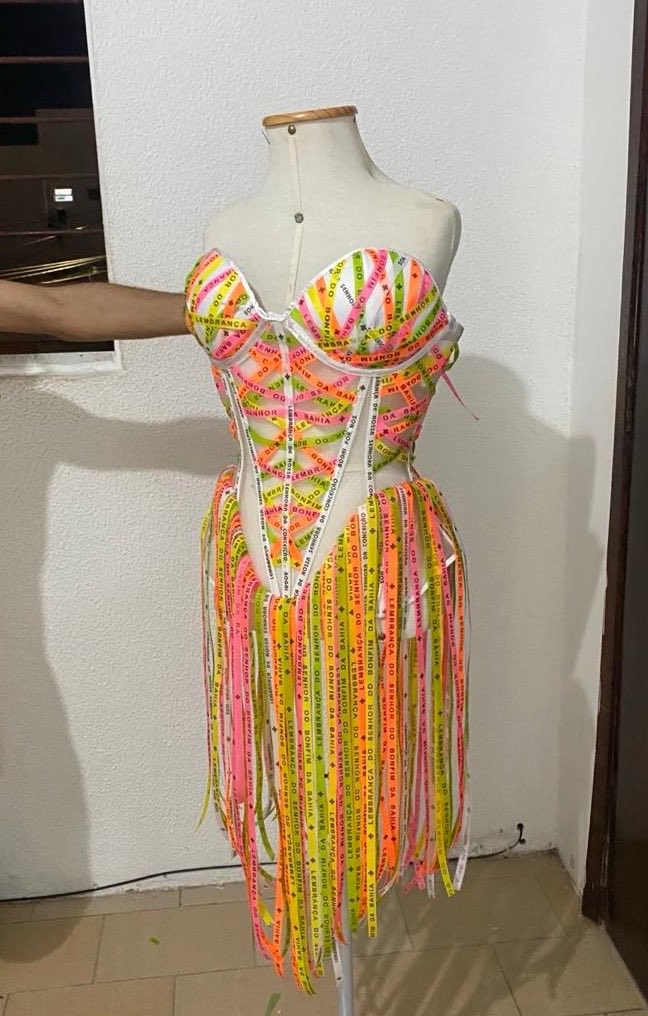 luanQueiroga's tweet photo. Posso dizer que acordei e ainda tô sonhando? 

Desiree Beck com figurino feito por mim e @sougustinha na final do Drag Race: Latina Royale 😭😭😭❤️❤️❤️

Muito obrigado sempre pelo carinho e por ter me dado essa oportunidade de presente, Desi! Vc merece td de bom 🥰❤️❤️ https://t.co/pdggvmTpBd