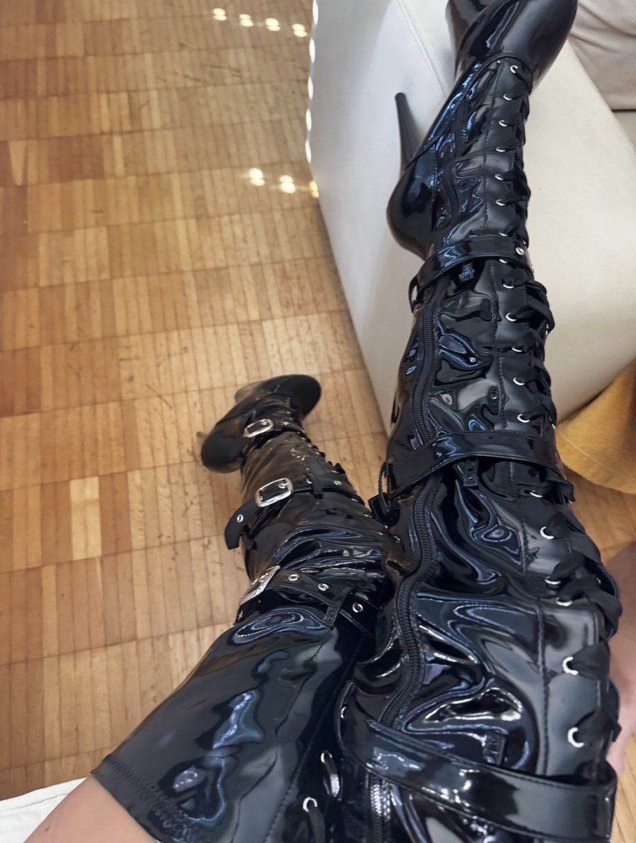 Kylie_Diaries's tweet photo. Are these shoes too much for you? 😈 https://t.co/8sZSZaAAdb