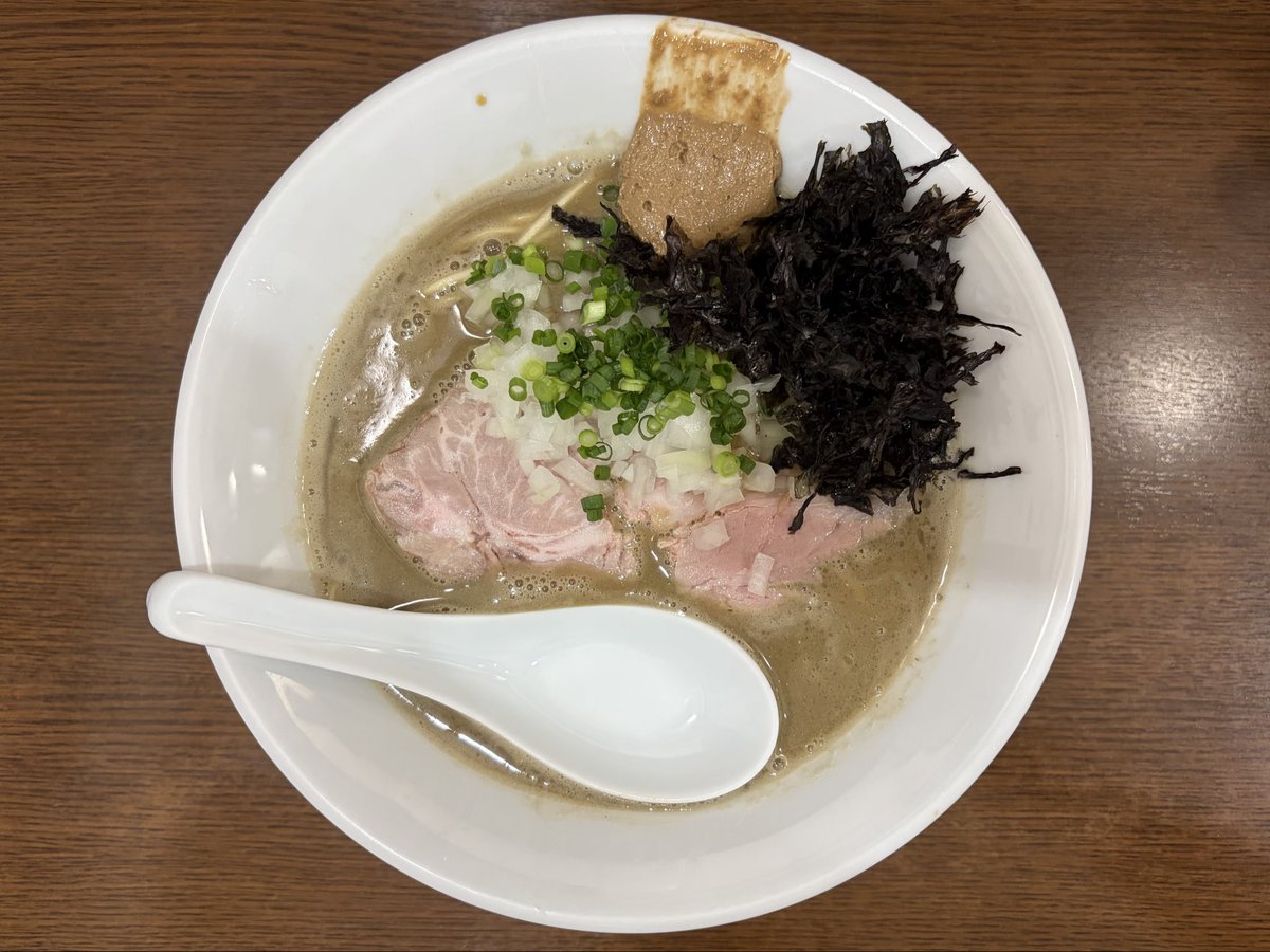 terrahydor's tweet photo. にぼなっとうイカ肝ハラペーニョのせ
1050円
@煮干し 中華そば 魚魚

煮干と納豆と烏賊肝は合います👍🏻(経験済み)
ライトめ煮干スープに納豆が溶け込んでて美味い😋そしてイカ肝ハラペーニョが恐ろしく馴染むッ‼️クセつよ食材の組み合わせなのに凄くバランス良くなってますね💡
ごちそうさまでした✨✨ https://t.co/hN6WdBTfTa