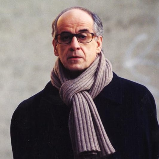 thiagobarata87's tweet photo. UM ACHADO! Do excelente diretor Paolo Sorrentino, "As Consequências do Amor" chegou no Prime Vídeo. 

O filme estrelado por Toni Servillo segue os passos de um homem recluso, cheio de segredos, que vivia num quarto de hotel e acaba atraído por uma garçonete. https://t.co/S5Ct8z3PbL