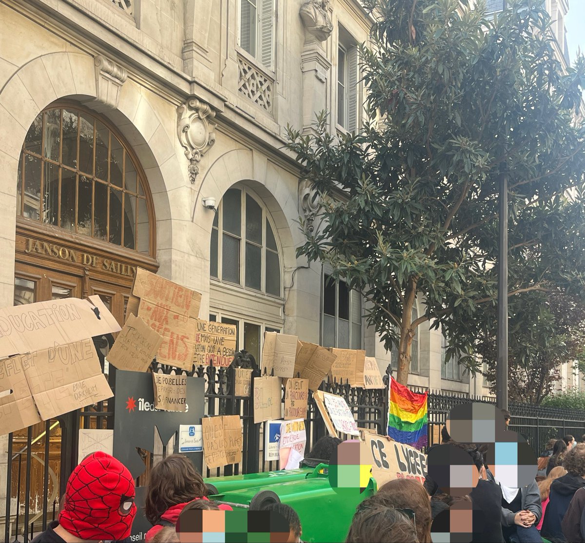 Lycéens solidaires ! De Janson de Sailly (16e) à Bergson (19e) à Paris, les lycéens se mobilisent. 
Soyez fiers de la jeunesse qui refuse le chacun pour soi, soyez fiers de la jeunesse qui fraternise et se met en mouvement. 
Ni la répression ni le complotisme de Nunez et Lecornu