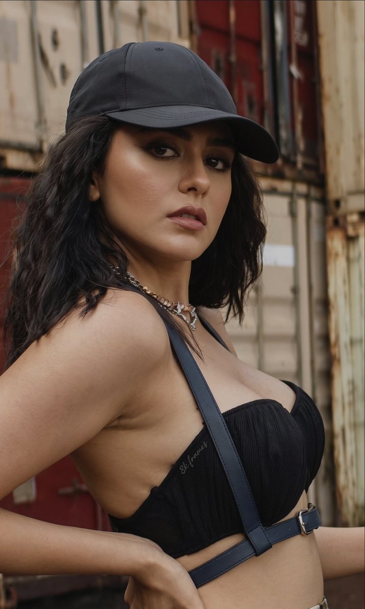 hunkhulk50's tweet photo. Mrunal Thakur is everywhere trending . Fans will start again Mrunal - Rukku war  on insta 

#SidharthMalhotra #MrunalThakur https://t.co/xzN5LOSPsL