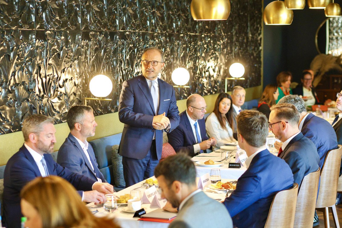 LSorecaEU's tweet photo. Glad to meet with the Election Observation Delegation of @Europarl_EN and have an exchange on the current political situation in Bosnia and Herzegovina, along with 🇪🇺 EU Ambassadors in 🇧🇦 BiH. 

Elections observation work is essential for strengthening transparency, integrity as well as public confidence in the electoral process.

We wish you a successful mission! 
🇪🇺🤝🇧🇦