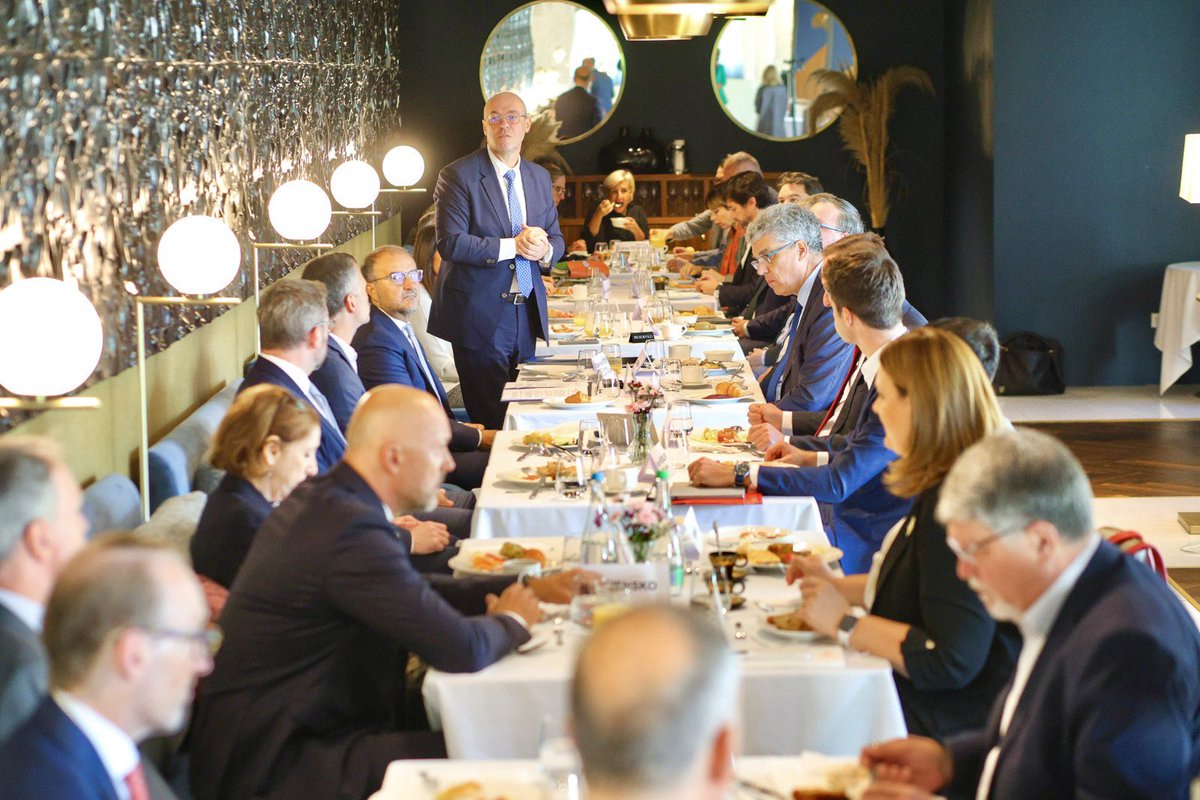 LSorecaEU's tweet photo. Glad to meet with the Election Observation Delegation of @Europarl_EN and have an exchange on the current political situation in Bosnia and Herzegovina, along with 🇪🇺 EU Ambassadors in 🇧🇦 BiH. 

Elections observation work is essential for strengthening transparency, integrity as well as public confidence in the electoral process.

We wish you a successful mission! 
🇪🇺🤝🇧🇦