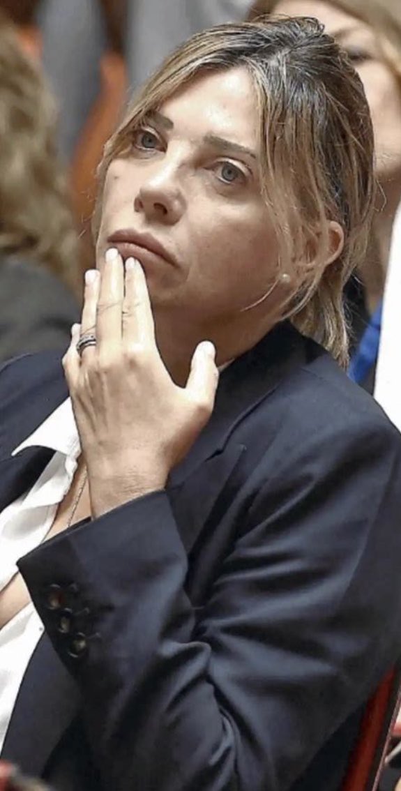 BimbePeppe's tweet photo. “L’inchiesta della squadra mobile riguarda un giro di mazzette attorno alla commissione per le autorizzazioni ambientali, di cui l’avvocato amministrativista è stato presidente.”

La ricordate Bartolozzi?

Ecco, il marito. https://t.co/yrOasJRJJk