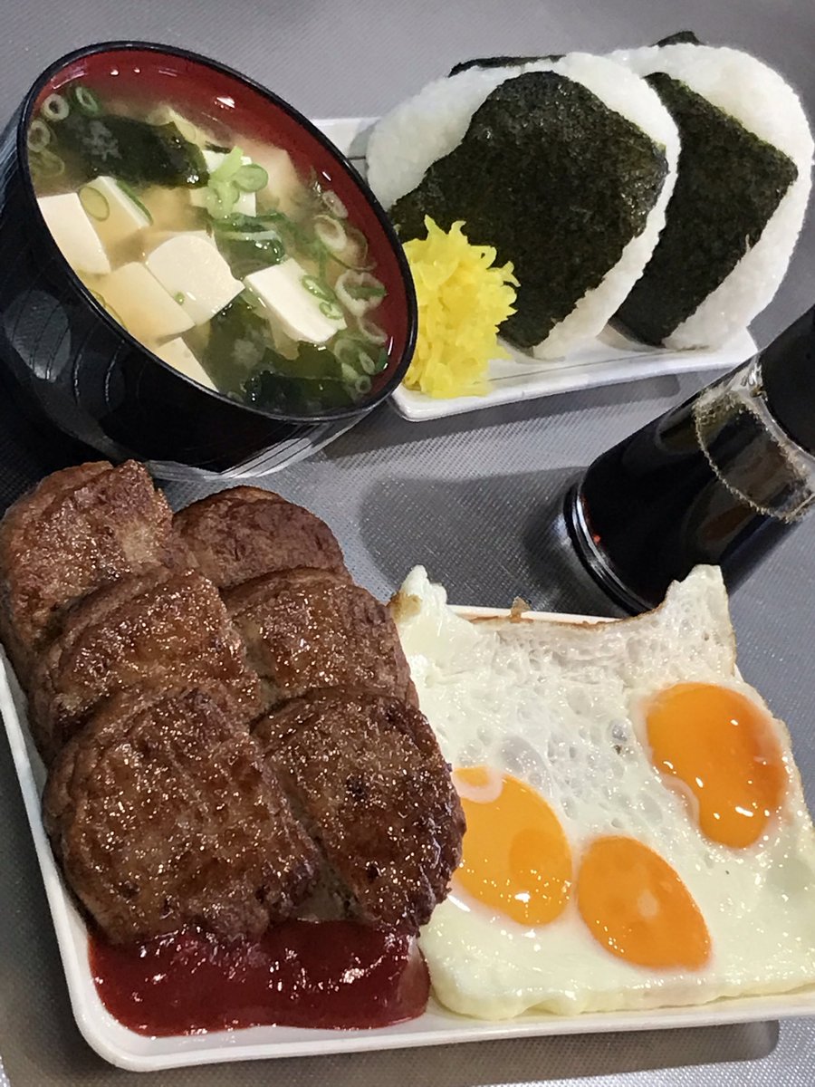 sense_kabu's tweet photo. 今日はマルシンハンバーグ&amp;目玉焼きのおにぎり定食を食べました。おいしかったです。 https://t.co/Jr3hJkQ8gz