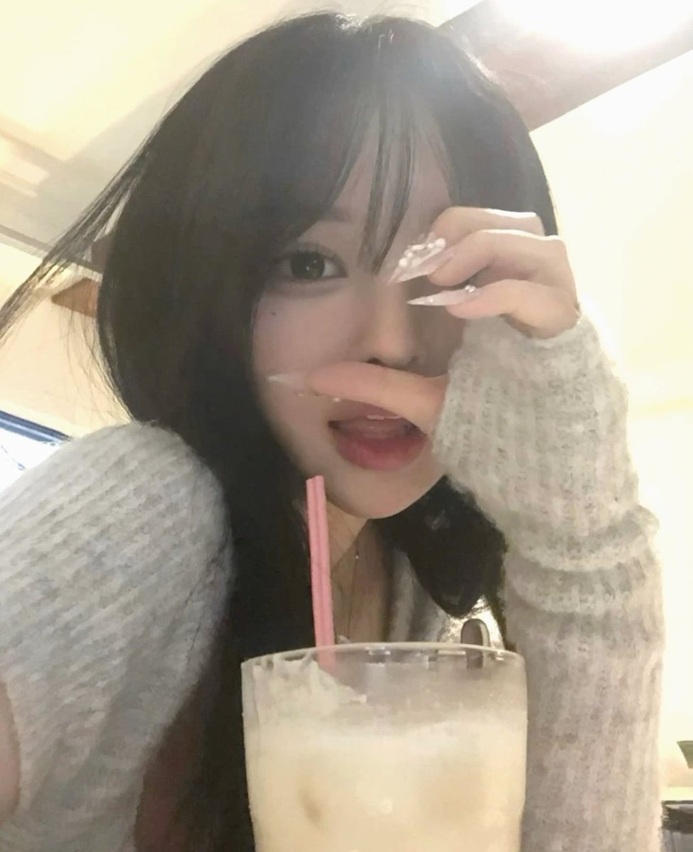 batzhr's tweet photo. 仕事で使ってる穴開けパンチが壊れてしまった…
しお色はさすがにないよなあ。 https://t.co/OtKOgvF7ju