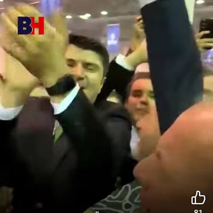 ercnync's tweet photo. Bursa BTSO seçimini yaptı. Resmî olmayan sonuçlara göre Matlı grubu meclis üyeliklerinde galip geldi. Ancak bu seçimin dikkat çeken sonuçlarından biri de 14. Komitede yaşandı.
Safa Çelik, mevcut oyunu üçe katlayarak tam 190 oyla komite başkanı ve meclis üyesi seçildi. Üstelik İbrahim Burkay'a rağmen!
Bu, sıradan bir seçim başarısı değil. Sahadaki emeğin, yoğun çalışmanın ve ortaya konulan mücadelenin sandığa yansımasıdır. Böylesine güçlü bir sonuç karşısında sevinmek de gurur duymak da son derece doğaldır.
Seçim sürecinde sürekli Faruk Çelik'in isminin gündeme getirilmesi, şimdi de Safa Çelik'in başarısının konuşulması, aslında bu isimlerin Bursa'daki etkisini bir kez daha ortaya koyuyor.
Bir insanın soyadı değil, ortaya koyduğu emek ve aldığı destek konuşulmalı. Sandıkta 190 oyla ortaya konan irade, her türlü yorumun ötesindedir.
Safa Çelik çalıştı, mücadele etti, oyunu üçe katladı ve kazandı.
Sözün özü: ADAM KAZANDI! 
@safaycelik @EnsCelik16 @farukcelikcomtr