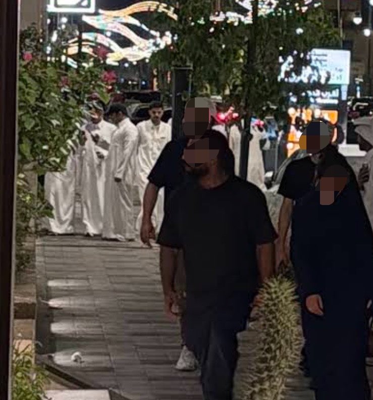 Badr_Alzahrani's tweet photo. الخبر الشمالية يبيلها وقت لين يختفون بعض العينات منها سواء شباب او بنات.

تروح انت وعائلتك تبون تغيرون جو، اول شي تلقى الكوفي كله قروبات شباب كنك داخل مدرسة ثانوية، يستقبلونك بتجمعات قدام الباب وتدخين، والعفوية تشتكي، والكل مشغل درابيله على العوائل بشكل مقزز.

انا اول مره اشوف قروبات يجتمعون على طاولات وحدة بس مايتكلمون مع بعض، كنهم متهاوشين او مايعرفون بعض. 🤮

المكان غير مناسب للعوائل المحترمة في اغلب الاوقات حتى الان.