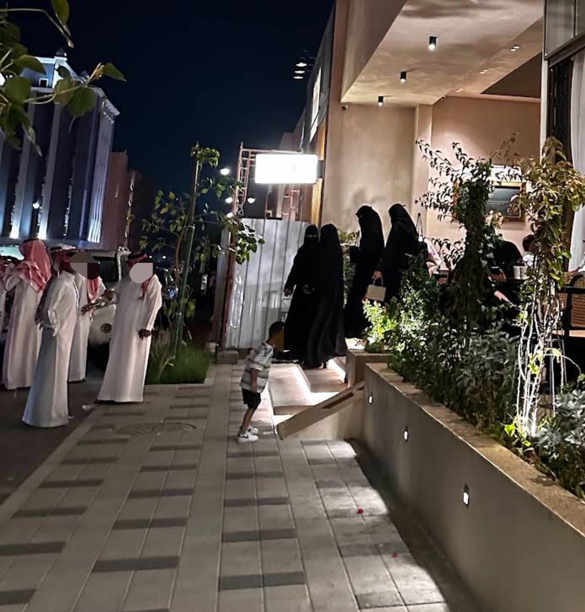 Badr_Alzahrani's tweet photo. الخبر الشمالية يبيلها وقت لين يختفون بعض العينات منها سواء شباب او بنات.

تروح انت وعائلتك تبون تغيرون جو، اول شي تلقى الكوفي كله قروبات شباب كنك داخل مدرسة ثانوية، يستقبلونك بتجمعات قدام الباب وتدخين، والعفوية تشتكي، والكل مشغل درابيله على العوائل بشكل مقزز.

انا اول مره اشوف قروبات يجتمعون على طاولات وحدة بس مايتكلمون مع بعض، كنهم متهاوشين او مايعرفون بعض. 🤮

المكان غير مناسب للعوائل المحترمة في اغلب الاوقات حتى الان.