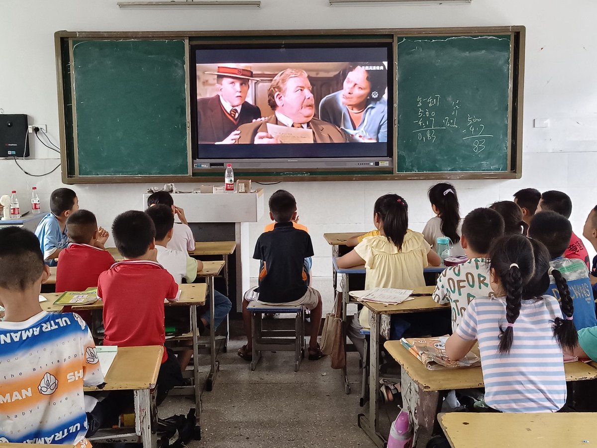 Franchescawvxid's tweet photo. My group project teammate accidentally presented our report with a cat video playlist instead of our data charts—half the class was cheering, our prof was cackling, and we still got an A for creativity https://t.co/SuW4QB9UPq