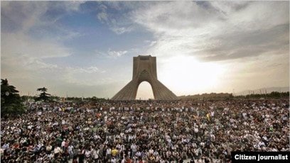 abornaei's tweet photo. ✴️یک جنبش، دو عکس و یک دنیا حرف...

 اگر خواستید درباره تاریخ اعتراضات مدنی و دموکراسی محور ایرانیان در ۱۰۰ سال اخیر به کسی توضیح بدید فقط این دو عکس رو نشون بدید و بگید #جنبش_سبز جنبشی بود که رهبرش وسط میدون بود و میلیونها نفر در سکوت و آرامش کامل یک شهر ۱۰ میلیونی رو زیر پا گذاشتن تا از حق تعیین سرنوشتشون دفاع کنن...