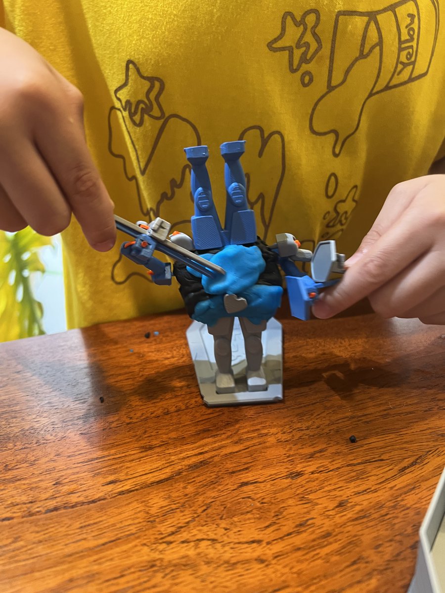 HI_TOYS_'s tweet photo. 息子の友達が遊びに来たらテストプレイをすかさずお願いするのですが、新作の「ボロボーグ」を遊んでもらいました。なんとハジキッズの方が楽しいそうですw
楽しさの種類が違うよね〜と講評をいただきましたが、そんか彼が最後まで遊んでいたのはボロボーグでした！ https://t.co/8GCkHM7iCQ