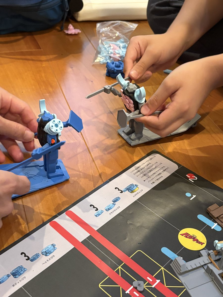 HI_TOYS_'s tweet photo. 息子の友達が遊びに来たらテストプレイをすかさずお願いするのですが、新作の「ボロボーグ」を遊んでもらいました。なんとハジキッズの方が楽しいそうですw
楽しさの種類が違うよね〜と講評をいただきましたが、そんか彼が最後まで遊んでいたのはボロボーグでした！ https://t.co/8GCkHM7iCQ