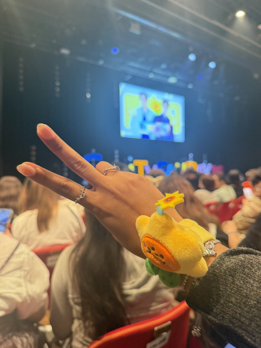 stkazuar's tweet photo. @ChenRcj love you so much ❤️❤️ 

JOONGDUNK AISITERU TOKYO 
#JOONGDUNKxFANDAY36INTOKYO https://t.co/u2axQse0h0
