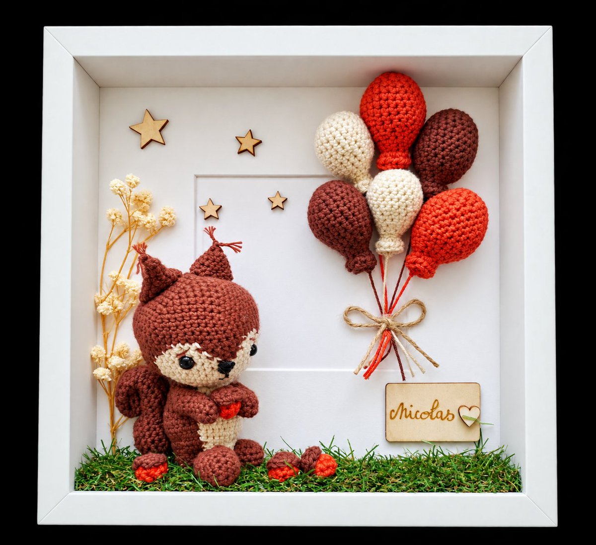lafeecrochet's tweet photo. Nouvelle création terminée.
Un petit écureuil réalisé au crochet, avec ses ballons aux couleurs automnales et personnalisé avec le prénom Nicolas.
Un cadre plein de douceur, pensé comme un souvenir à offrir pour une naissance, un anniversaire ou pour décorer une chambre d’enfant. https://t.co/TqU0qGLu0b