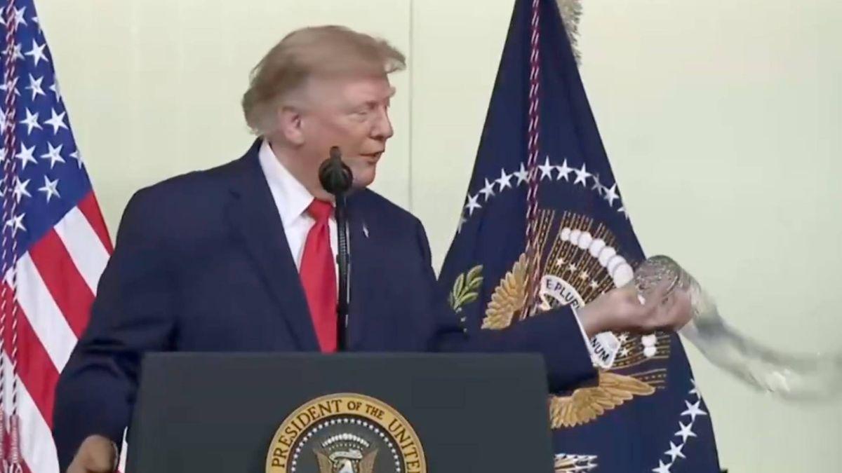 IrishStarUS's tweet photo. President Donald Trump has been slammed as 'incoherent' after throwing a glass of water mid speech. https://t.co/7KbhexNByF https://t.co/xwSb7O0mUH