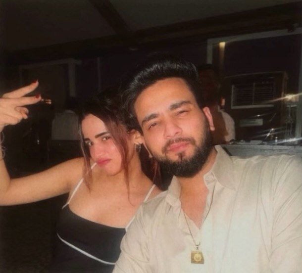 KINGKOHLI12346's tweet photo. Selfie Time 🥰🥰

#ElvishYadav #ElvishArmy https://t.co/iDEhWIzkpM