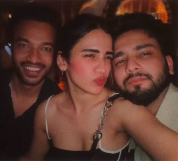 KINGKOHLI12346's tweet photo. Selfie Time 🥰🥰

#ElvishYadav #ElvishArmy https://t.co/iDEhWIzkpM